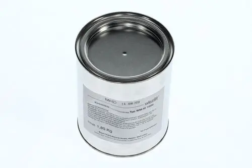 Stahl-Dose mit aufgedruckten Informationen, enthält Kesselkitt der Marke Bosch. Die Dose hat einen metallischen Deckel und einen neutralen Hintergrund.